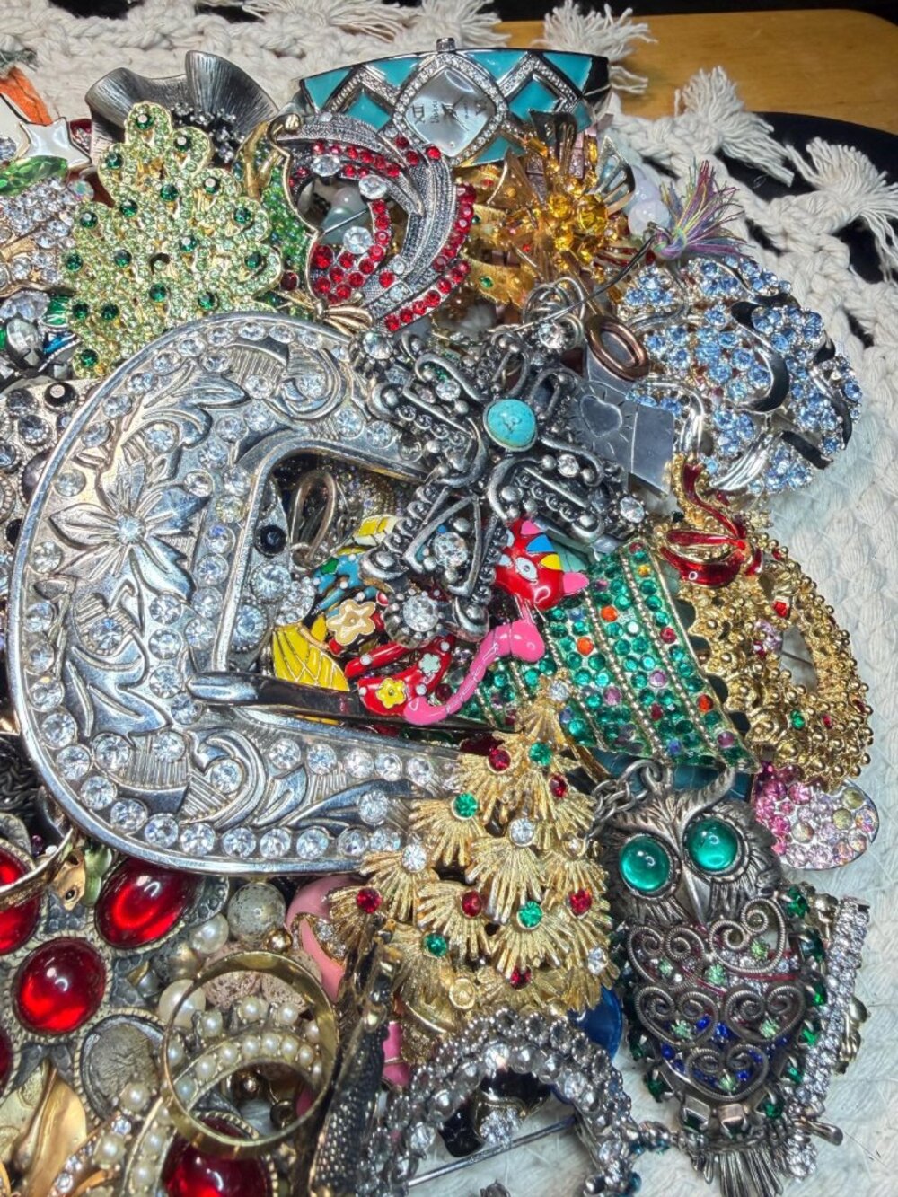 Rhinestone Jewelry Repair Lot | 3.13 Lbs | Vintage Brooches | Christmas Jewelry - Picture 6 of 9